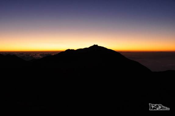 O 2o dia de caminhada no Parque Nacional da Serra dos Órgãos, no Rio de Janeiro, termina com mais um belíssimo pôr-do-sol visto da aresta da Pedra do Sino